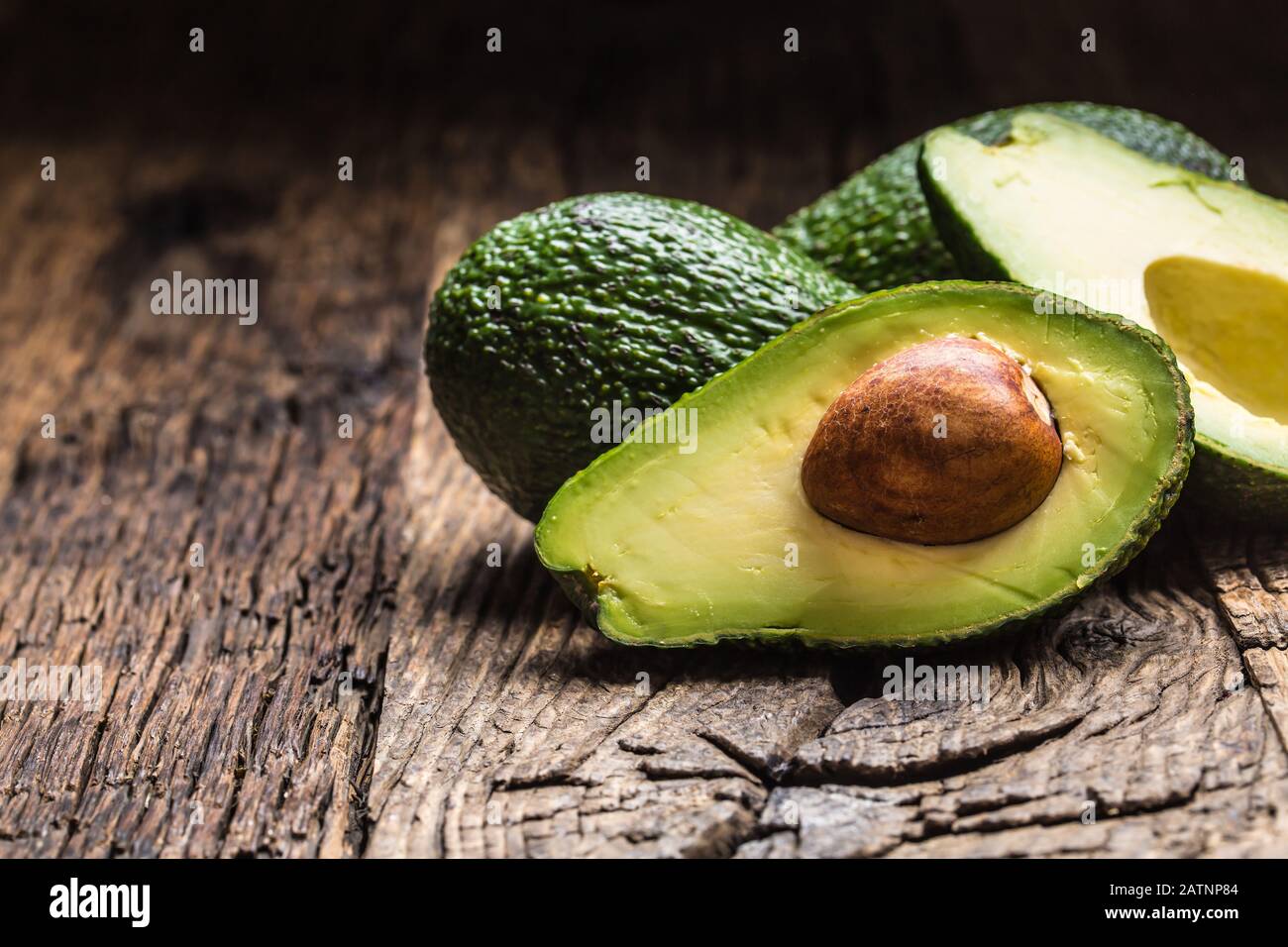 Avocat frais sur une table en bois rustique - gros plan Banque D'Images