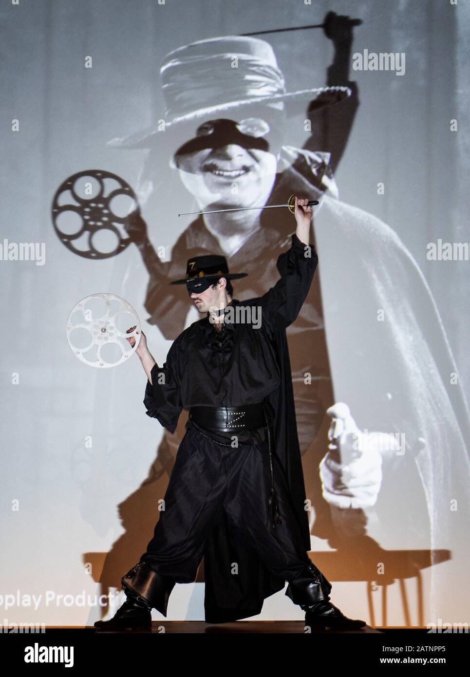 Kieran Ferguson, de l'Hippodrome Cinema, Bo'ness, West Lothian, des pilotes devant le grand écran comme le caprice Don Diego Vega aka Zorro, pour lancer le 10ème Festival du film silencieux de l'Hippodrome. Banque D'Images