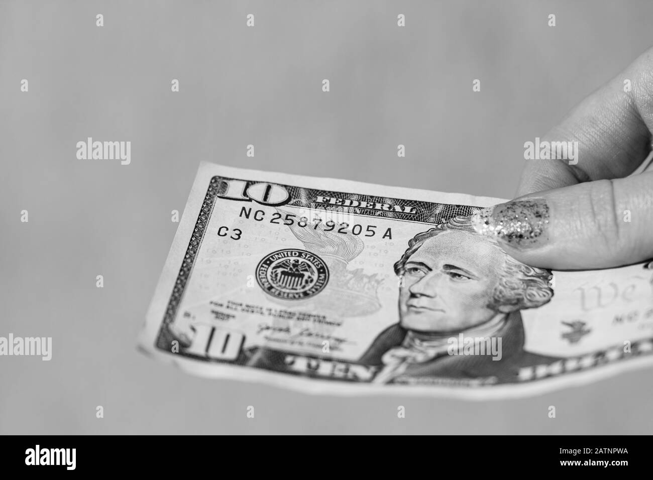 Mains donnant de l'argent comme un pot-de-vin ou des conseils. Détenir des billets de banque en dollars américains sur un fond flou, la monnaie américaine Banque D'Images