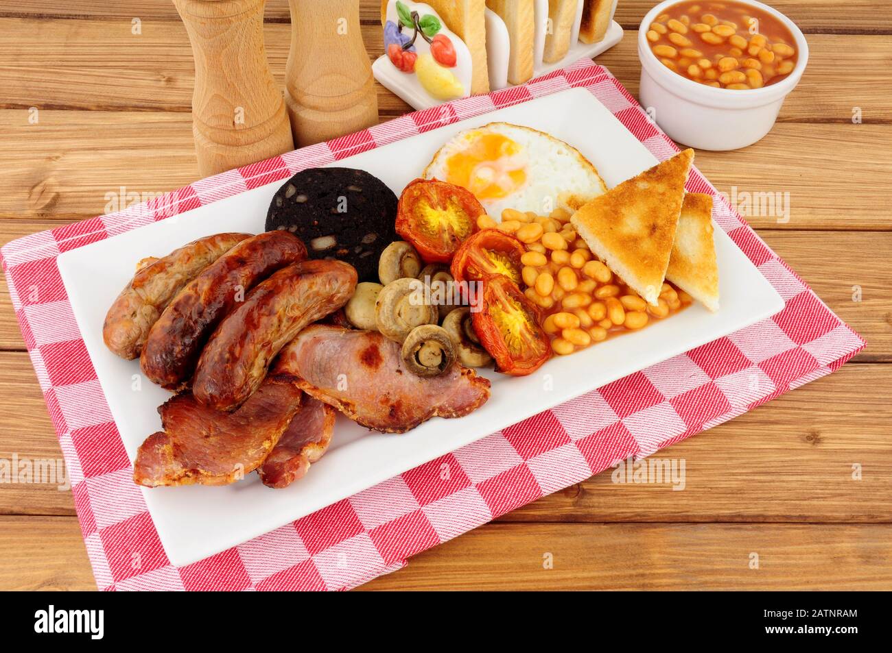 Petit déjeuner anglais complet traditionnel avec saucisses et bacon Photo Stock Alamy