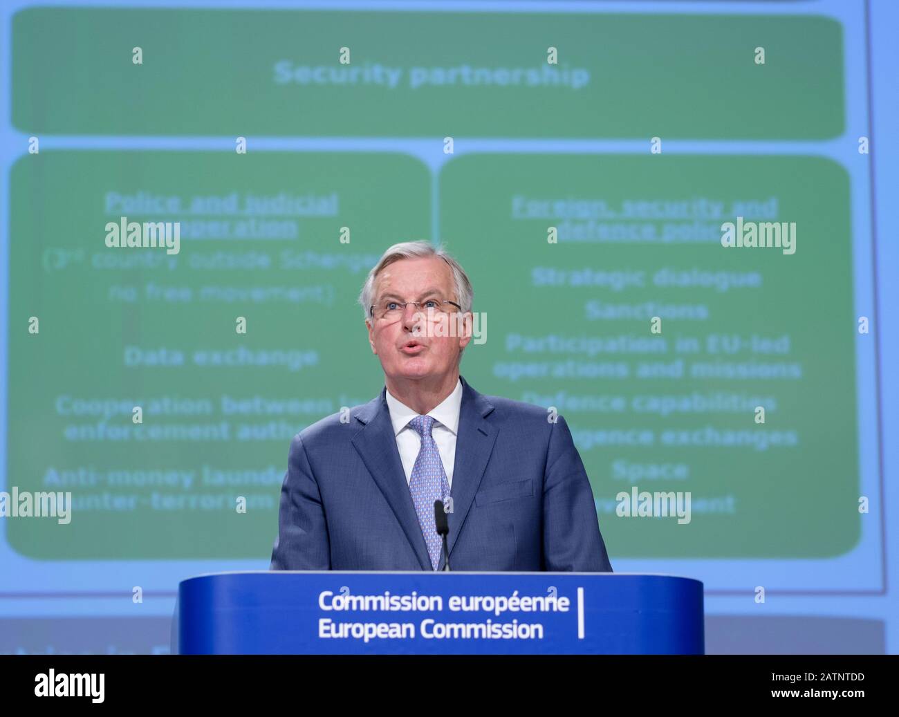 03 février 2020, Belgique, Brüssel: 03.02.2020, Belgique, Bruxelles: Le chef de la Task Force de la Commission européenne pour les relations avec le Royaume-Uni (UK Task Force/UKTF) Michel Barnier gestuelle lors d'une conférence de presse sur le Jébrary 3, 2020 à Bruxelles, Belgique. La Commission européenne a émis aujourd'hui une recommandation au Conseil d'ouvrir des négociations sur un nouveau partenariat avec le Royaume-Uni. Cette recommandation est fondée sur les lignes directrices et conclusions existantes du Conseil européen, ainsi que sur la déclaration politique adoptée par l'UE et le Royaume-Uni en octobre 2019, et incluse Banque D'Images