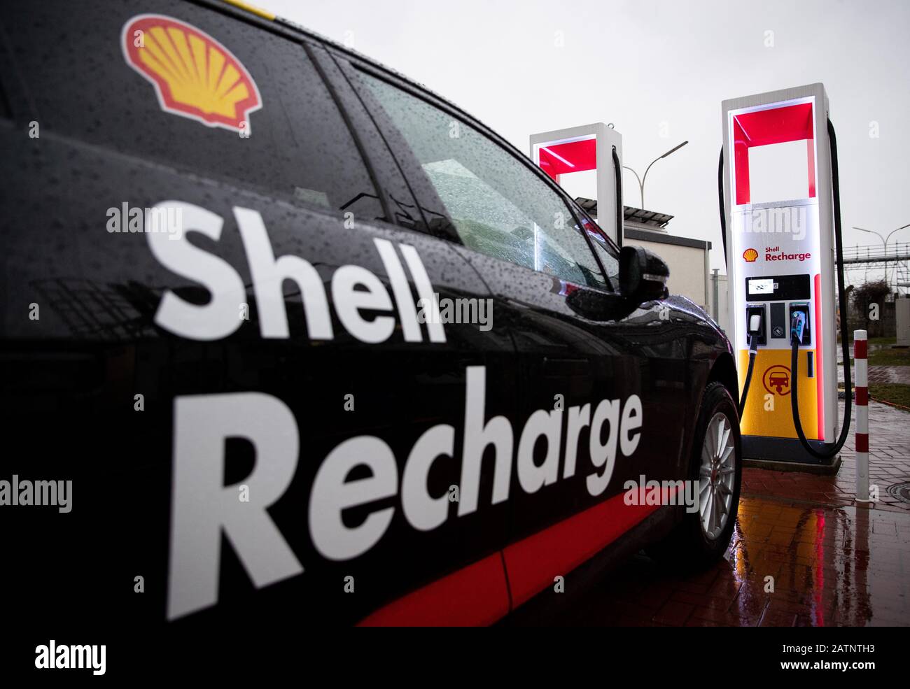 04 février 2020, Hambourg: Un véhicule électrique se trouve dans une nouvelle station de charge pour les véhicules électriques lors d'un événement de presse de Shell Allemagne sur le thème de "l'énergie du Futur" dans les locaux du Shell Technology Center. La société de l'énergie s'est fixé pour objectif de réduire ses émissions nettes de CO 2 d'environ la moitié en moyenne mondiale d'ici 2050. Photo: Christian Charisius/Dpa Banque D'Images