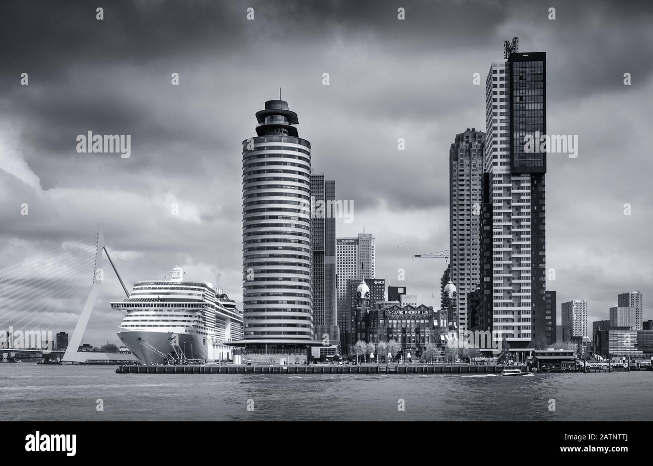 Bateau de croisière MSC Prezoisa près du pont Erasmus et architecture moderne de grande taille, jetée Wilhelmina, port de Rotterdam, Pays-Bas. Banque D'Images Bateau de croisière MSC Prezoisa près du pont Erasmus et architecture moderne de grande taille, jetée Wilhelmina, port de Rotterdam, Pays-Bas. Banque D'Images