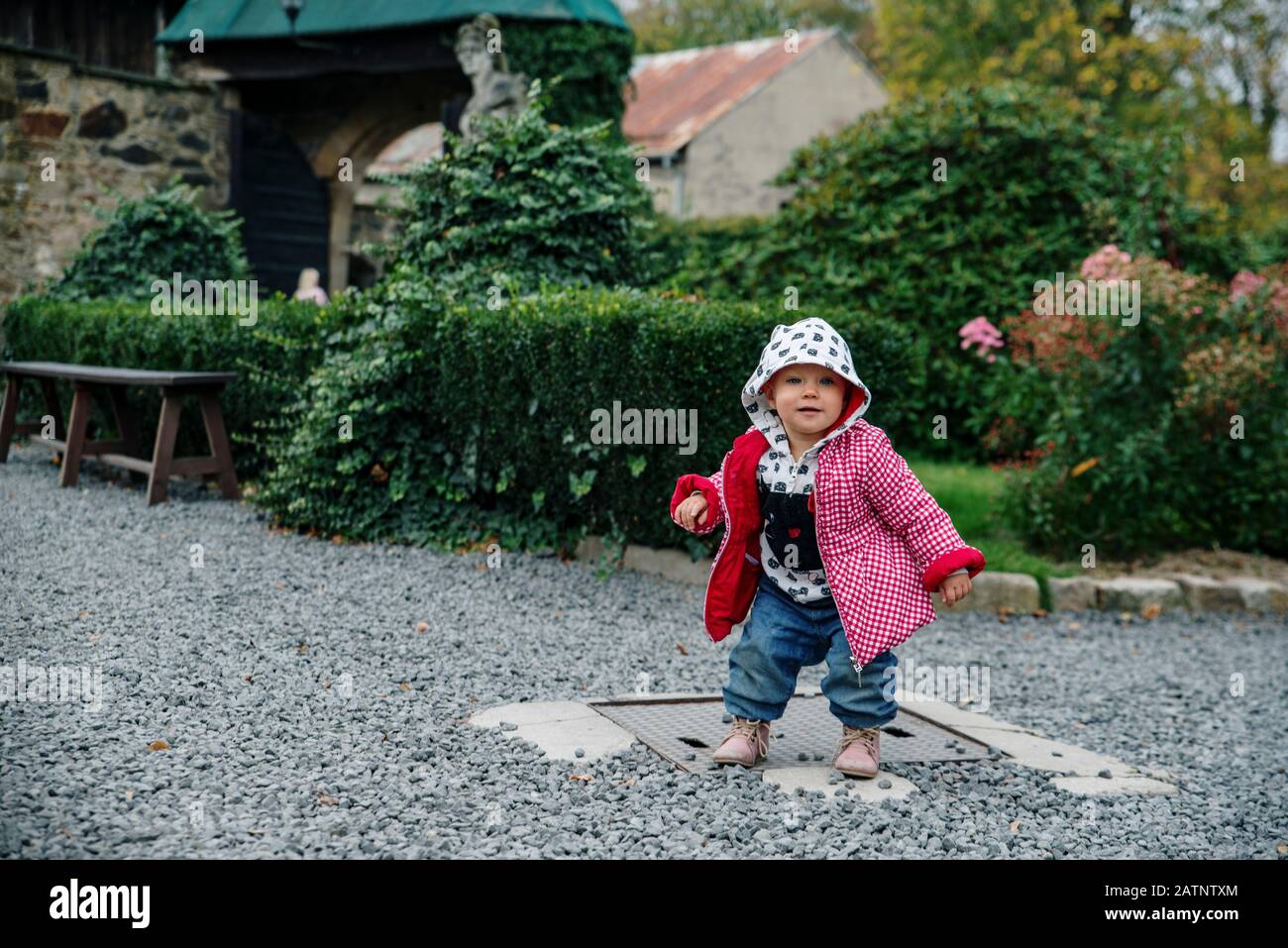 Petite fille marchant dans le jardin, automne Banque D'Images