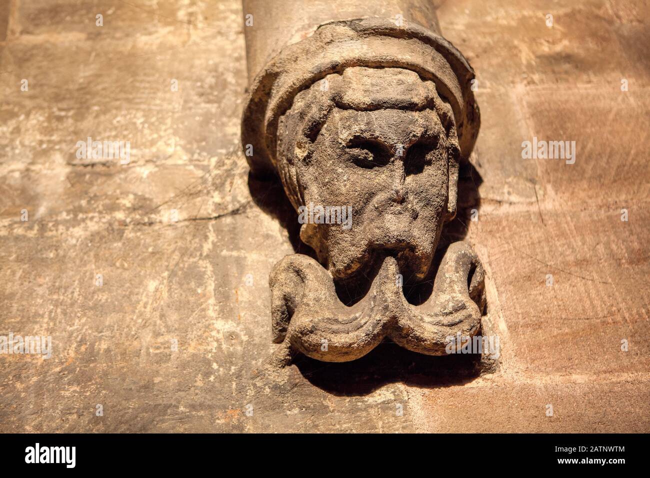 ancienne figure sculptée , détails de la sculpture faite par la pierre Banque D'Images