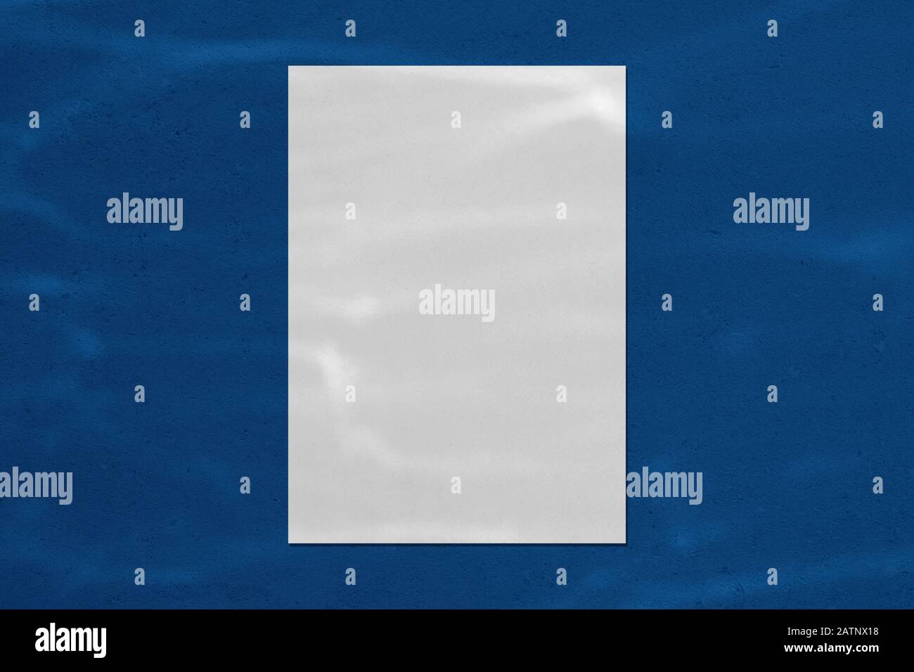 Rectangle vertical blanc vide affiche, carte de visite, maquette flyer avec superposition de l'ombre de texture d'eau et effet caustique clair sur le bleu foncé branché Banque D'Images