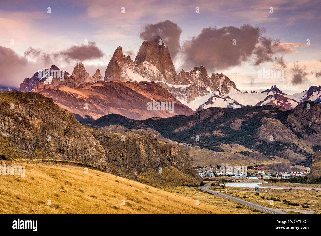 Le Cerro Fitz Roy se trouve au lever du soleil, dans les Andes, dans le parc national de Los Glaciares, sur la ville d'El Chalten, en Patagonie, en Argentine Banque D'Images