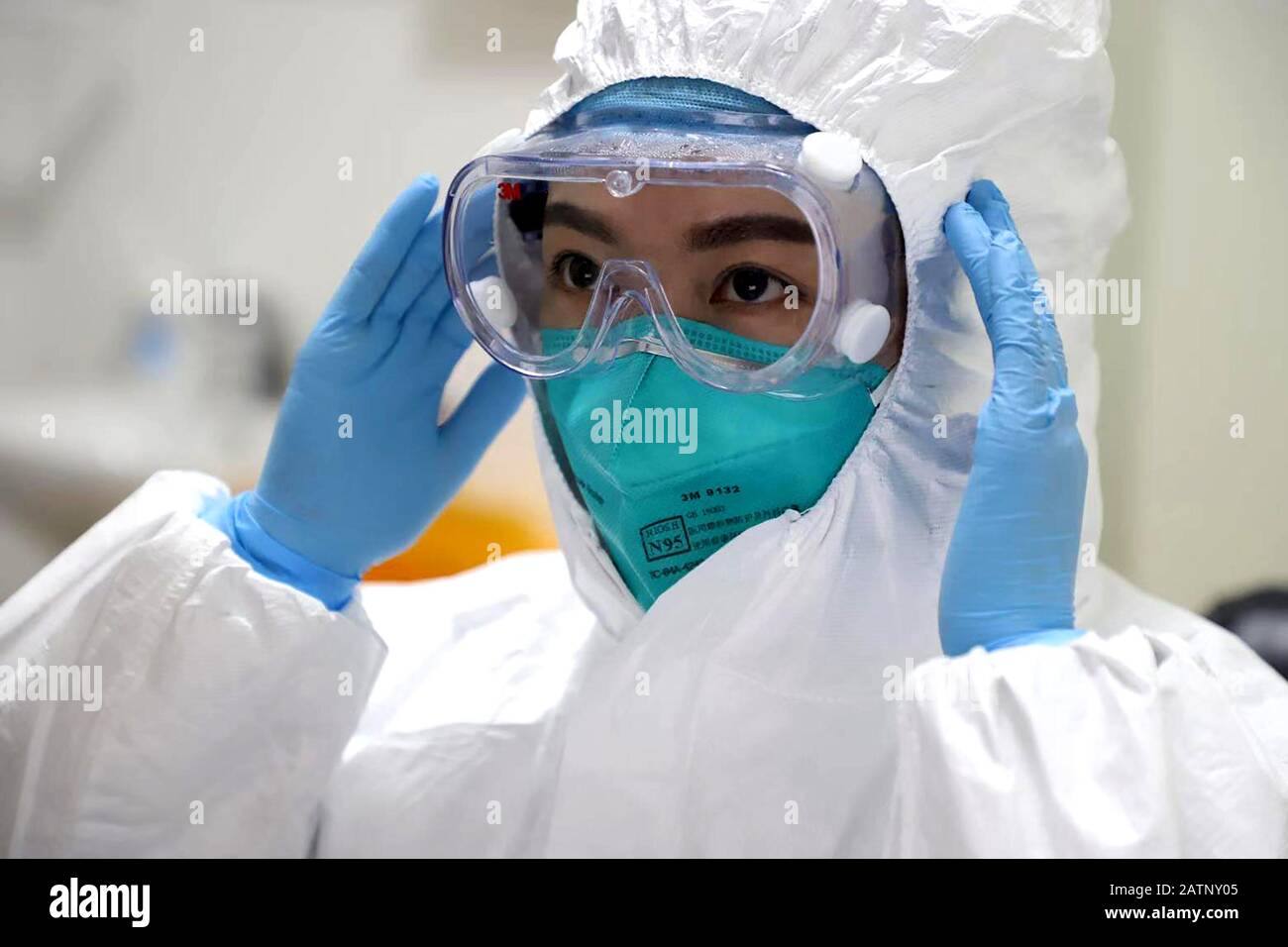 Un médecin chinois met des vêtements de protection pour la prévention du nouveau coronavirus et de la pneumonie à l'hôpital des forces de police armées de Leshan, s Banque D'Images