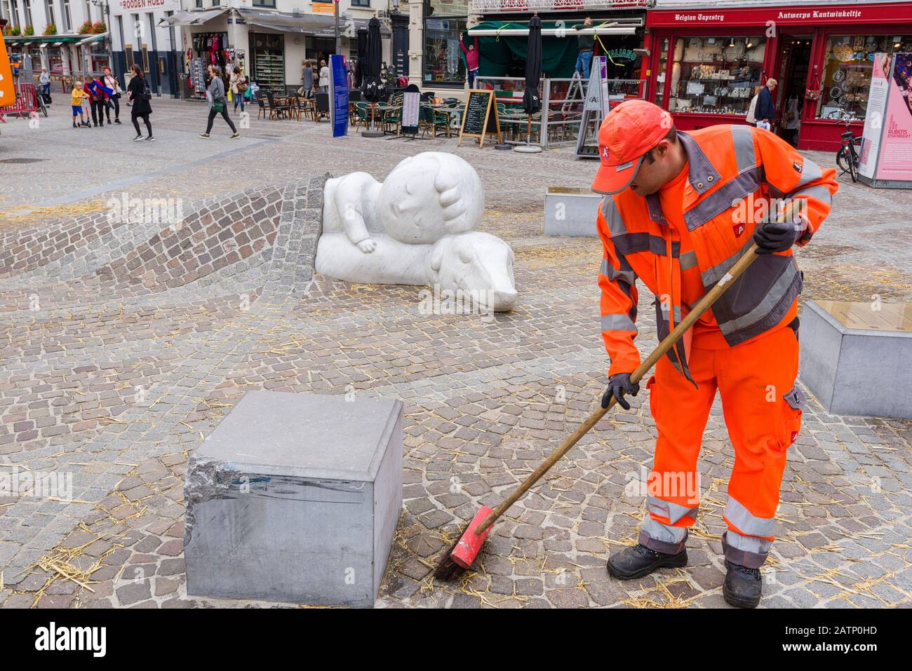 Statue de Nello et Patrache les personnages du roman anglais un chien de Flandre devant la cathédrale d'Anvers, Belgique Banque D'Images