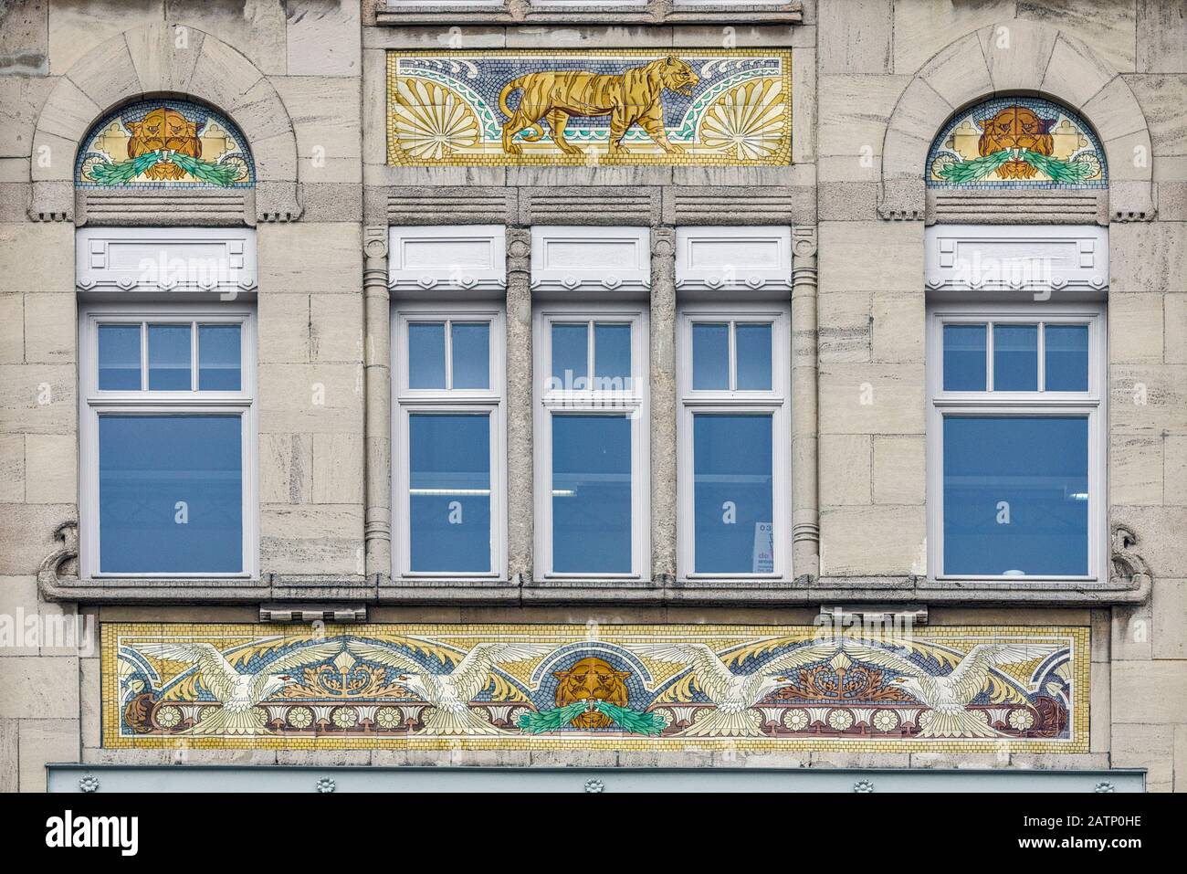 Tigre et mosaïque de mouettes sur la façade d'un bâtiment dans le zoo d'Anvers, Belgique Banque D'Images