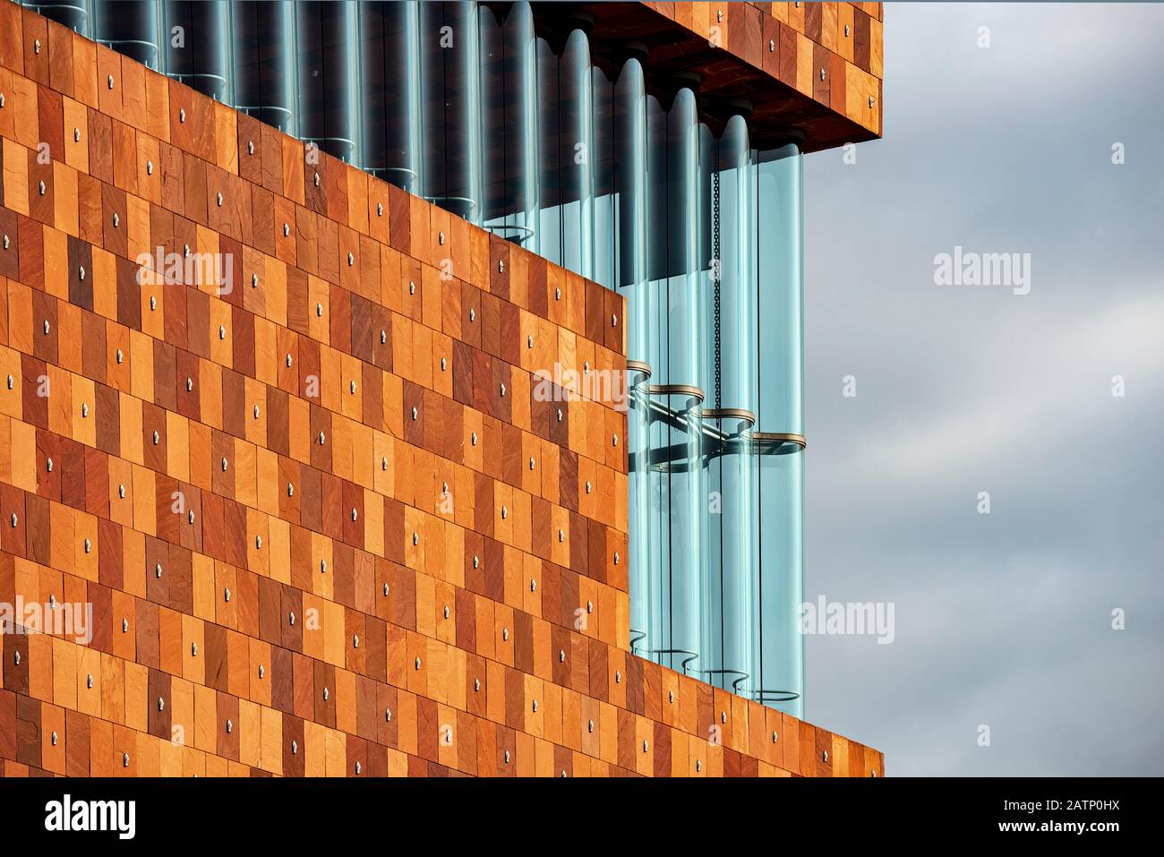 Partie de la façade de verre du MAS, du Musée aan de Staom, du Musée de la rivière à Anvers Banque D'Images