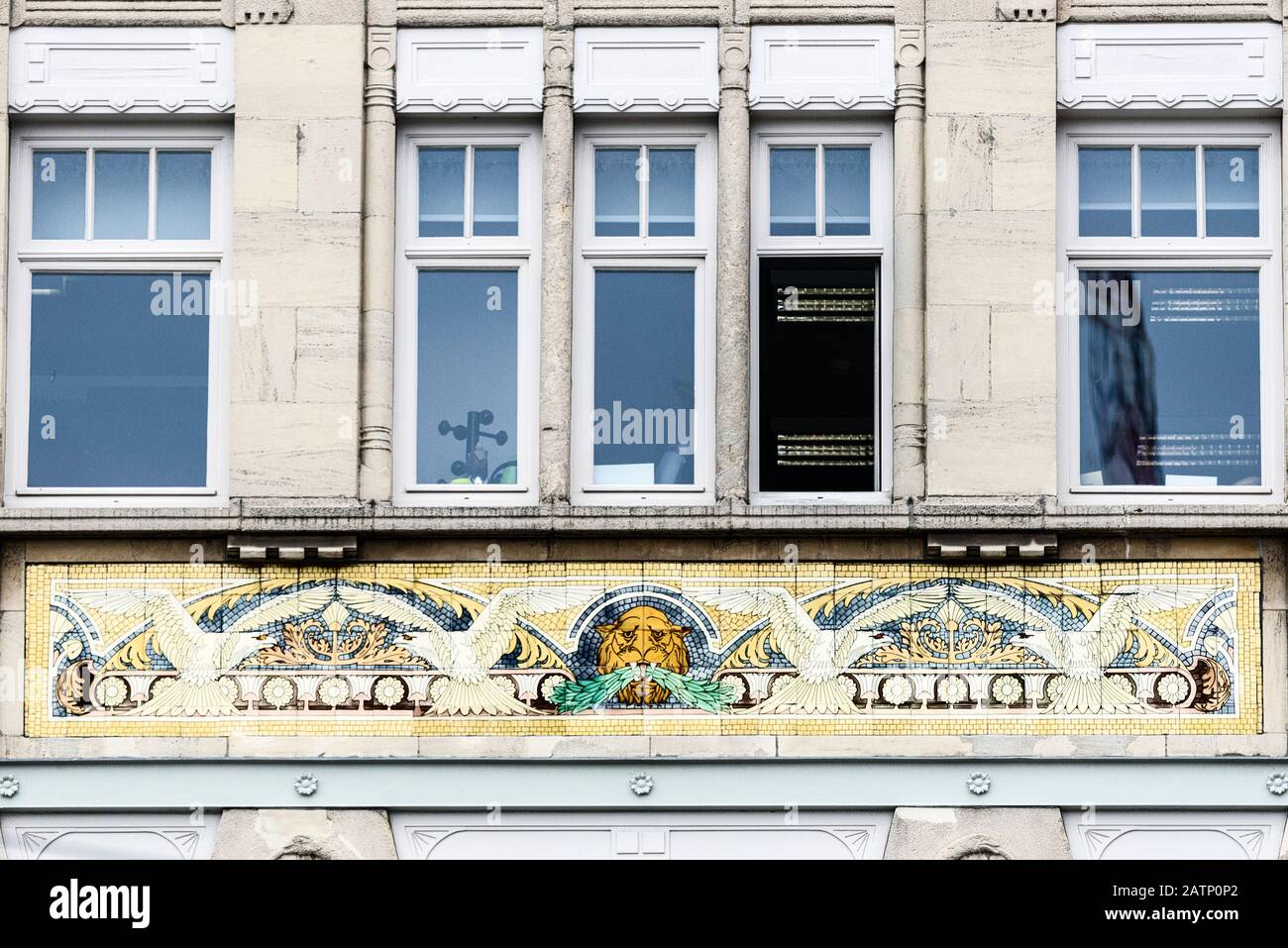 Tigre et mosaïque de mouettes sur la façade d'un bâtiment dans le zoo d'Anvers, Belgique Banque D'Images