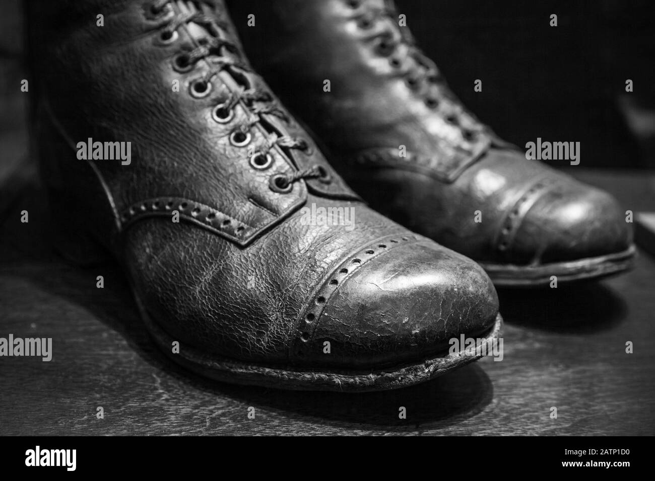 Anciennes chaussures en cuir véritable, gros plan avec mise au point sélective. Noir et blanc Banque D'Images