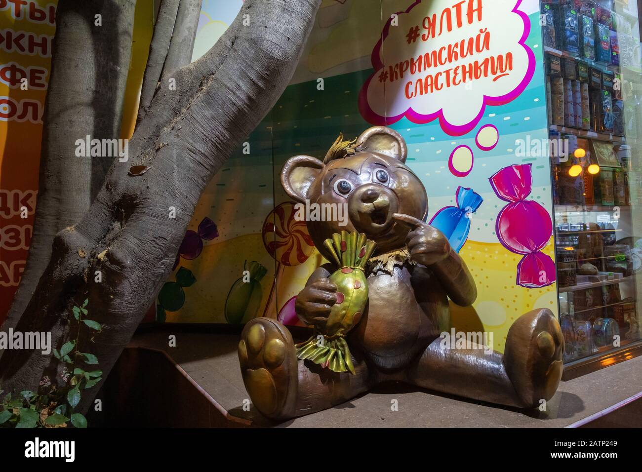 Yalta, Crimée - 09/03/2019: Sculpture d'un ours en peluche avec un grand bonbon. Banque D'Images
