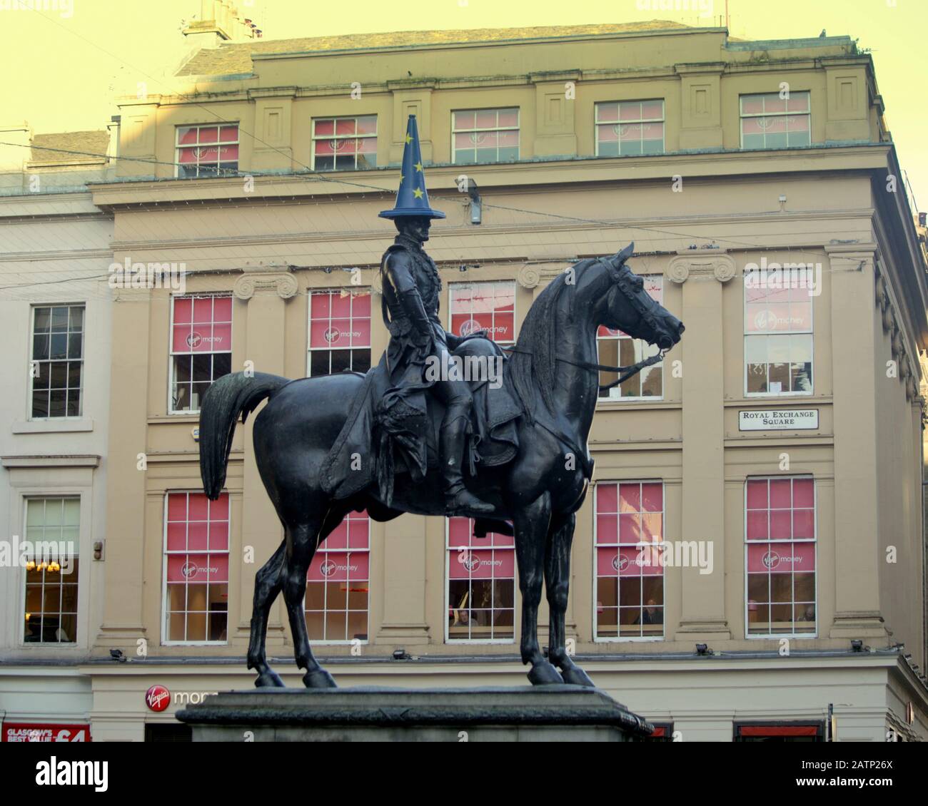 Glasgow, Ecosse, Royaume-Uni, 4 février, 2020 l'icône de l'homme à tête conique de la ville est toujours dans l'Union européenne comme la statue du duc de Wellington à l'extérieur du musée d'art moderne ou DE GOMA comme on le sait, continue de profiter de sa tête européenne longtemps après le Brexit wellington et Waterloo viennent à l'esprit. Copywrite Gerard Ferry/ Alay Live News Banque D'Images