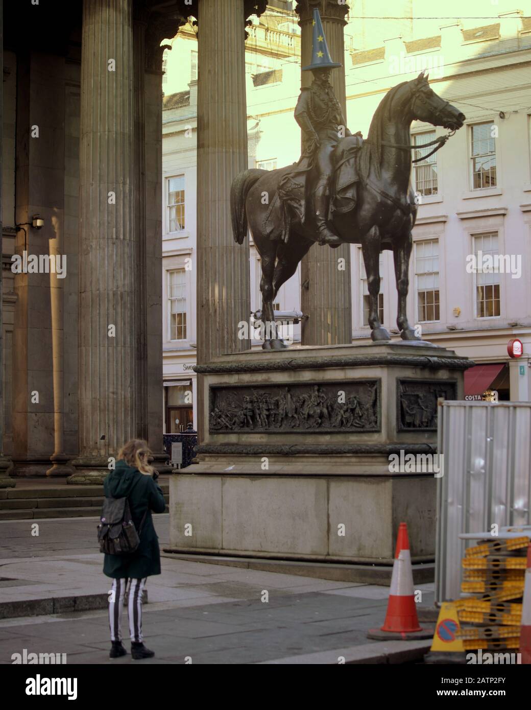 Glasgow, Ecosse, Royaume-Uni, 4 février, 2020 l'icône de l'homme à tête conique de la ville est toujours dans l'Union européenne comme la statue du duc de Wellington à l'extérieur du musée d'art moderne ou DE GOMA comme on le sait, continue de profiter de sa tête européenne longtemps après le Brexit wellington et Waterloo viennent à l'esprit. Copywrite Gerard Ferry/ Alay Live News Banque D'Images