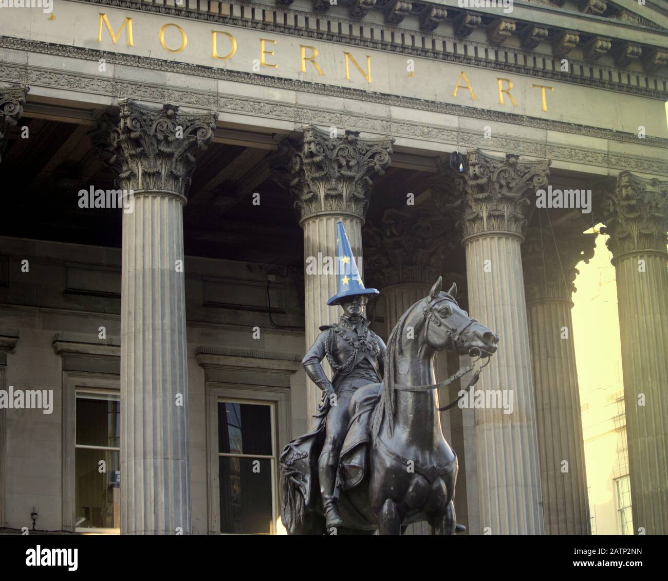 Glasgow, Ecosse, Royaume-Uni, 4 février, 2020 l'icône de l'homme à tête conique de la ville est toujours dans l'Union européenne comme la statue du duc de Wellington à l'extérieur du musée d'art moderne ou DE GOMA comme on le sait, continue de profiter de sa tête européenne longtemps après le Brexit wellington et Waterloo viennent à l'esprit. Copywrite Gerard Ferry/ Alay Live News Banque D'Images