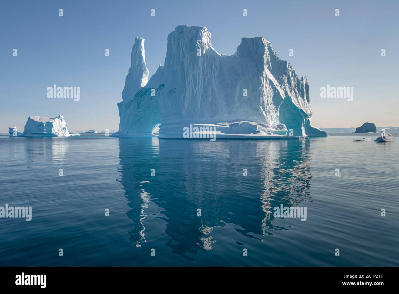 Icebergs dans Hall Bredning, partie du système de fjord Scoreby Sound Banque D'Images