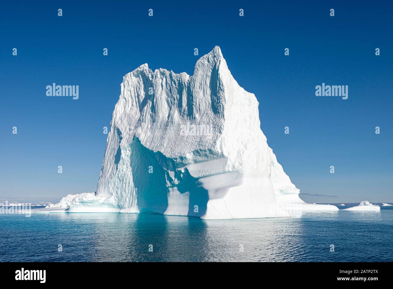 Icebergs dans Hall Bredning, partie du système de fjord Scoreby Sound Banque D'Images