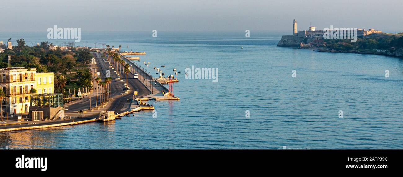 La Havane; Cuba - 25 juillet 2018: Vue depuis le sommet d'un bateau de croisière qui regarde le port vers l'océan entrant à la Havane Cuba avec le fort et El Male Banque D'Images