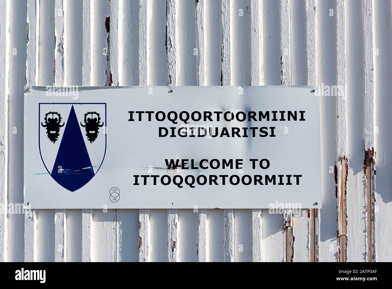 Un panneau sur le mur du salon d'arrivée d'Ittoqortoormiit héliport Banque D'Images