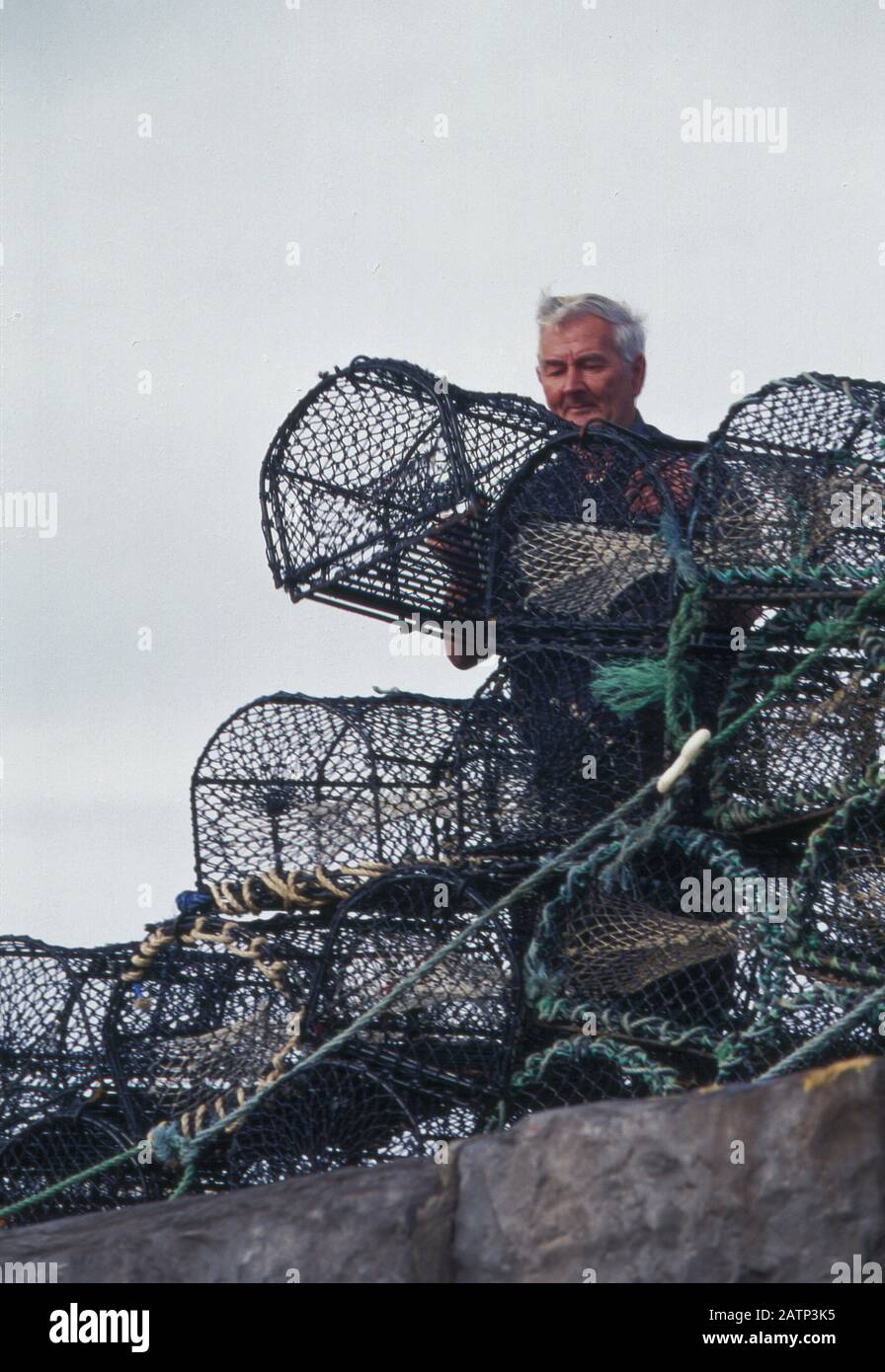 Ardglass (de l'irlandais Ard Ghlais, signifiant "hauteur verte") est un village de pêche côtier, une commune (de 321 acres) et une paroisse civile dans County Down, en Irlande du Nord, dans la baronnie historique de Lecale Lower.[3] Il est encore un port de pêche relativement important. Il est situé sur l'Ardglass de B1 à la route de Downpatrick, à environ 11 kilomètres au sud-est de Downpatrick, dans la péninsule de Lecale sur la mer d'Irlande. Elle comptait 1 668 habitants au recensement de 2001 et est située dans la région de Newry, Mourne et Down. Le village est un centre de banlieue pour les travailleurs de Downpatrick et Belfast, une mer Banque D'Images