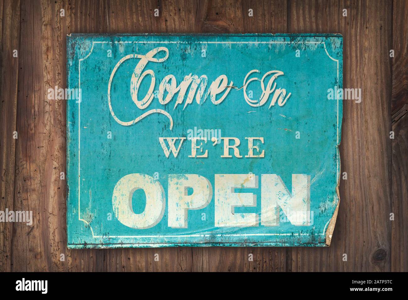 Rétro bleu clair venir dans nous sommes signe ouvert sur un vieux fond en bois Banque D'Images