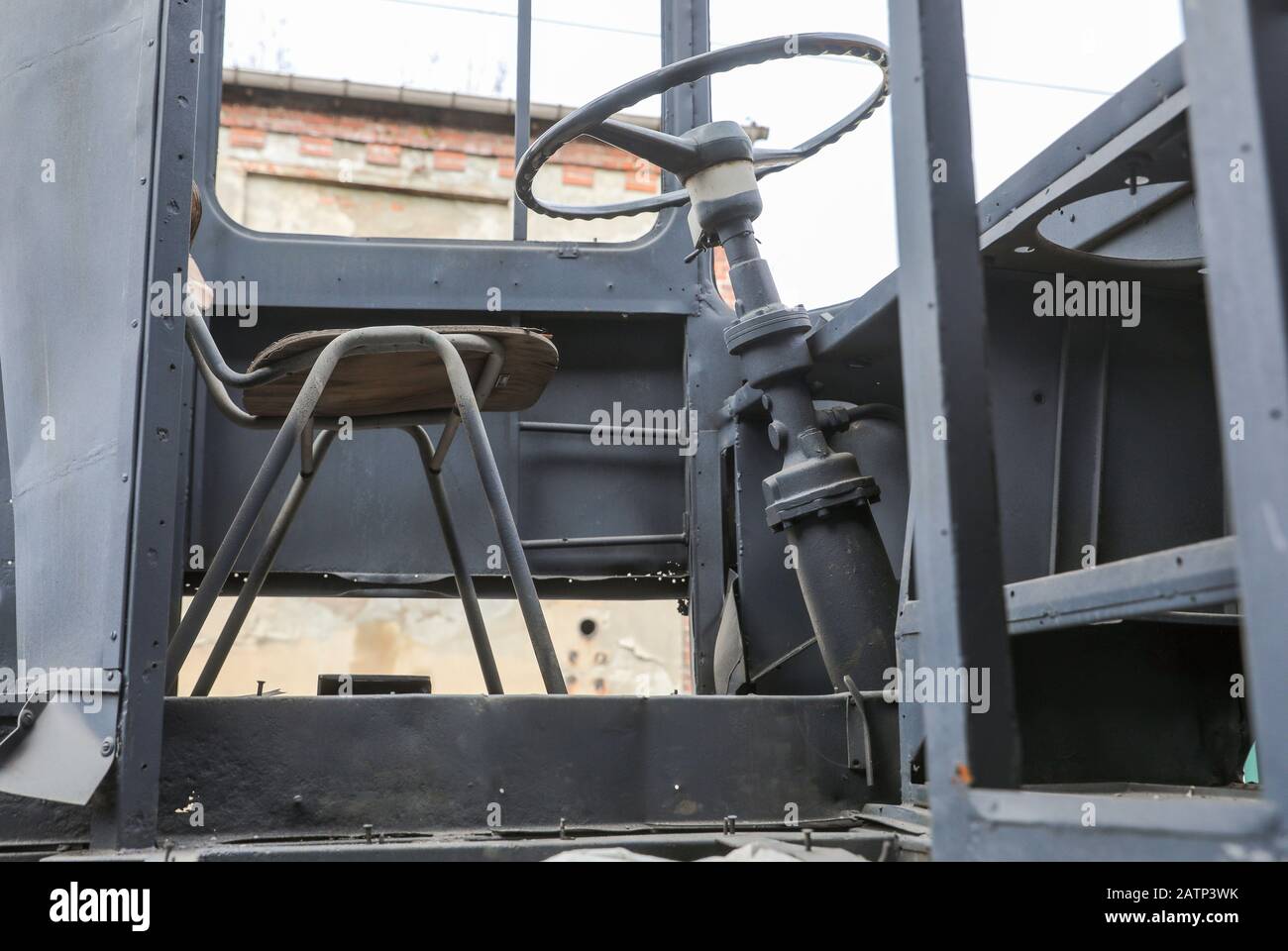 04 février 2020, Saxe, Chemnitz: Une chaise se tient à la place d'un siège de conducteur dans le squelette d'un bus historique Ikarus série 180 avant d'être transporté à un atelier de carrosserie. Le modèle du constructeur automobile hongrois a conduit en grand nombre à travers Chemnitz dans les années 1960 et 1970 et a façonné le paysage urbain. Aucun de ces véhicules n'a été préservé. Il y a six ans, Chemnitzer Verkehrs AG (CVAG) a acheté cette structure de base à Berlin. Avec des dons collectés, la reconstruction de la carrosserie à Güstrow doit maintenant être effectuée. Selon le musée de tramway Chemnitz, seulement trois des près de 800 personnes Banque D'Images