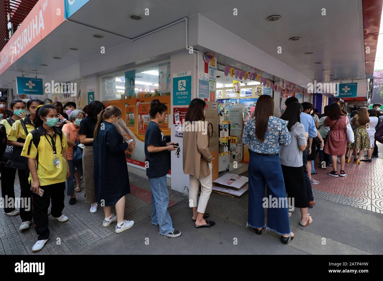Les gens font la queue dans une pharmacie pour acheter des masques de visage à Siam Square, après l'éclosion.Bangkok fait face à une pénurie de masques chirurgicaux protecteurs. Le coronavirus originaire de Wuhan en Chine s'est répandu en Asie, provoquant une panique dans plusieurs pays provoquant la Thaïlande. La Thaïlande a détecté 25 cas. Jusqu'à présent, le virus a tué au moins 425 personnes avec plus de 20627 cas confirmés dans le monde entier. Banque D'Images