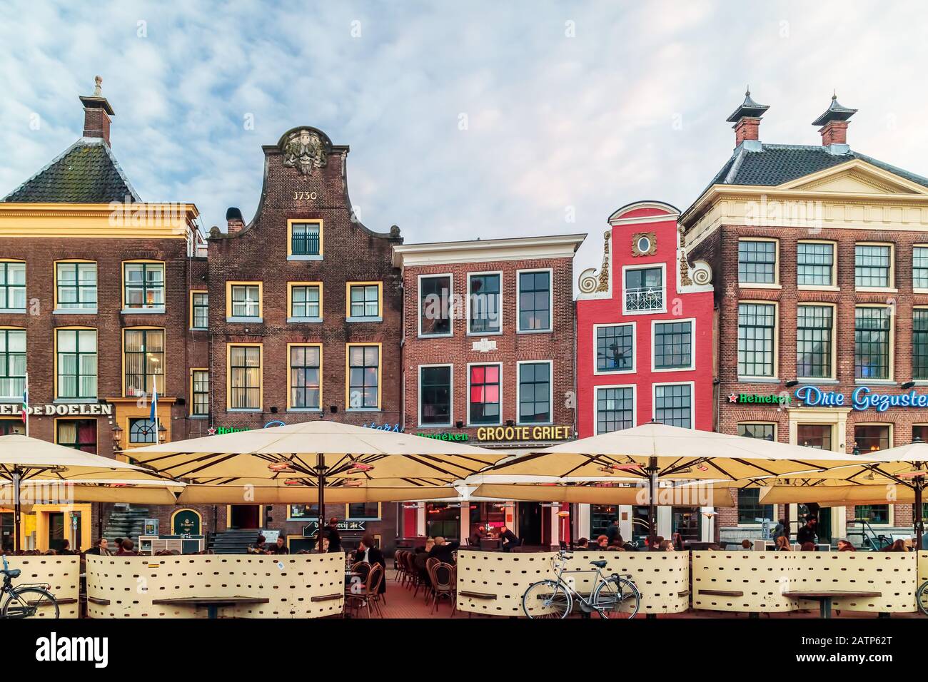 Groningen, PAYS-BAS - 2 NOVEMBRE 2017 : pubs et restaurants sur la célèbre place centrale Grote Markt à Groningen, Pays-Bas Banque D'Images