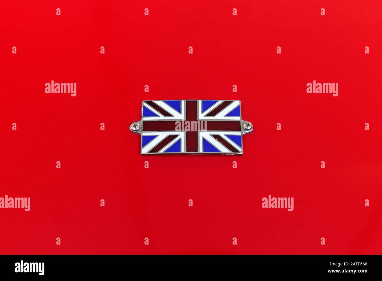 Emblème chromé du drapeau anglais sur le corps d'une vieille voiture rouge Banque D'Images