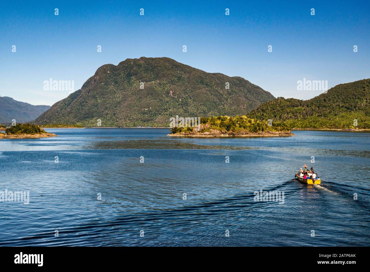 Bateau Près De Puerto Aguirre, Archipel D'Islas Huicis, Région D'Aysen, Patagonie, Chili Banque D'Images