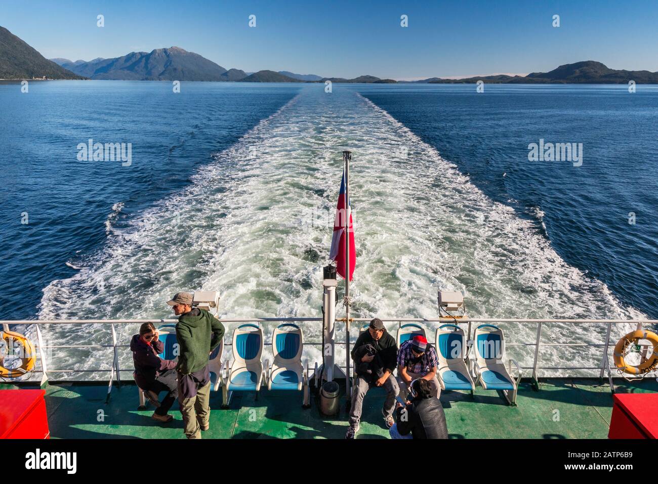 Le ferry de Quelat quitte son sillage près de Puerto Aguirre, région d'Aysen, Patagonia, Chili Banque D'Images
