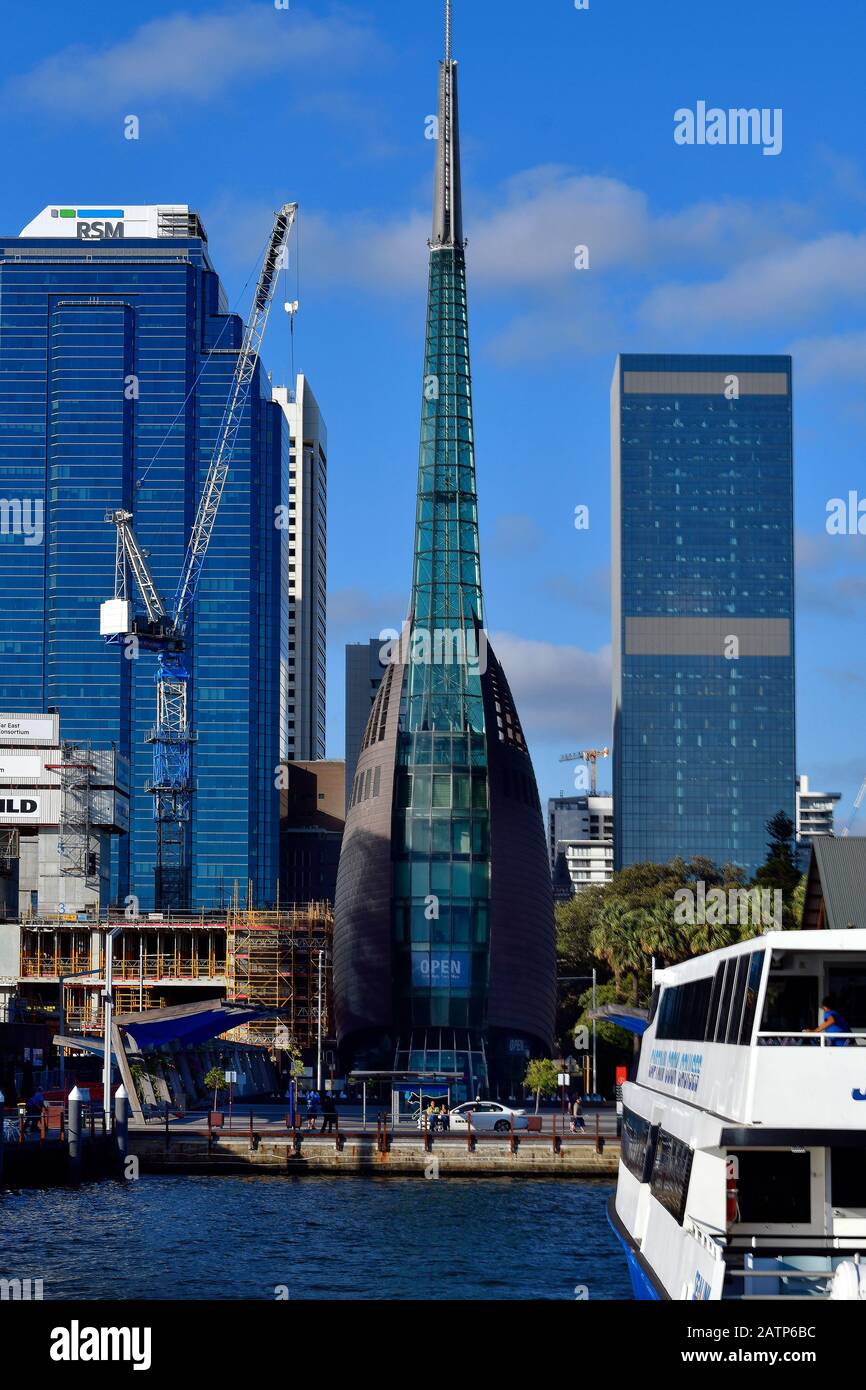 Perth, WA, Australie - 27 novembre 2017 : embarcadère des ferries sur la Swan River, la Bell Tower et les gratte-ciel avec gratte-ciel et immeubles de bureaux dans le c Banque D'Images