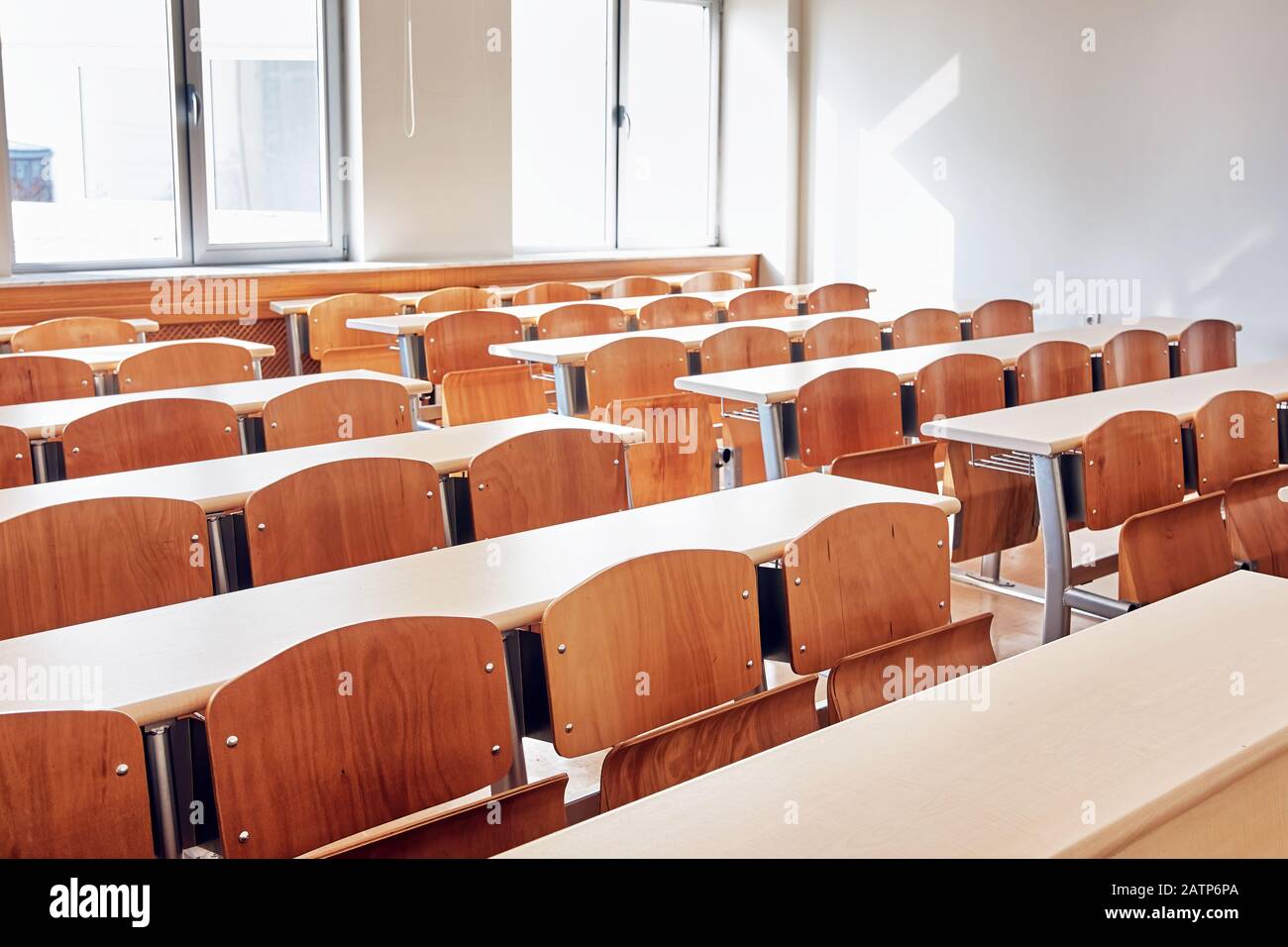 Petite salle de classe d'une salle de conférence universitaire avec bureaux en bois et sièges Banque D'Images