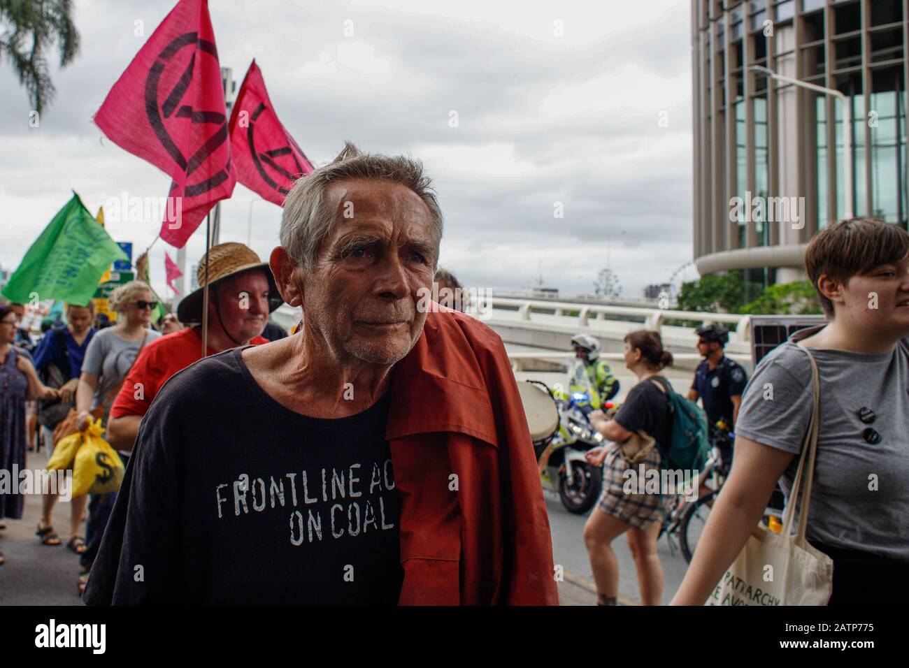 Un vieil homme regarde pendant la manifestation à Brisbane. Les manifestants de l'extinction se sont jurés de perturber la réouverture du Parlement du Queensland à l'extérieur de la Chambre du Parlement de Brisbane City pour demander la fin de la corruption gouvernementale, Action urgente en faveur du changement climatique et abandon du soutien à la mine de charbon Adani sur la côte centrale du Queensland. Le groupe de renommée internationale arrête les affaires comme d'habitude en bloquant les routes, en organisant des rassemblements et en perturbant les opérations minières dans un effort pour forcer le changement politique. Banque D'Images