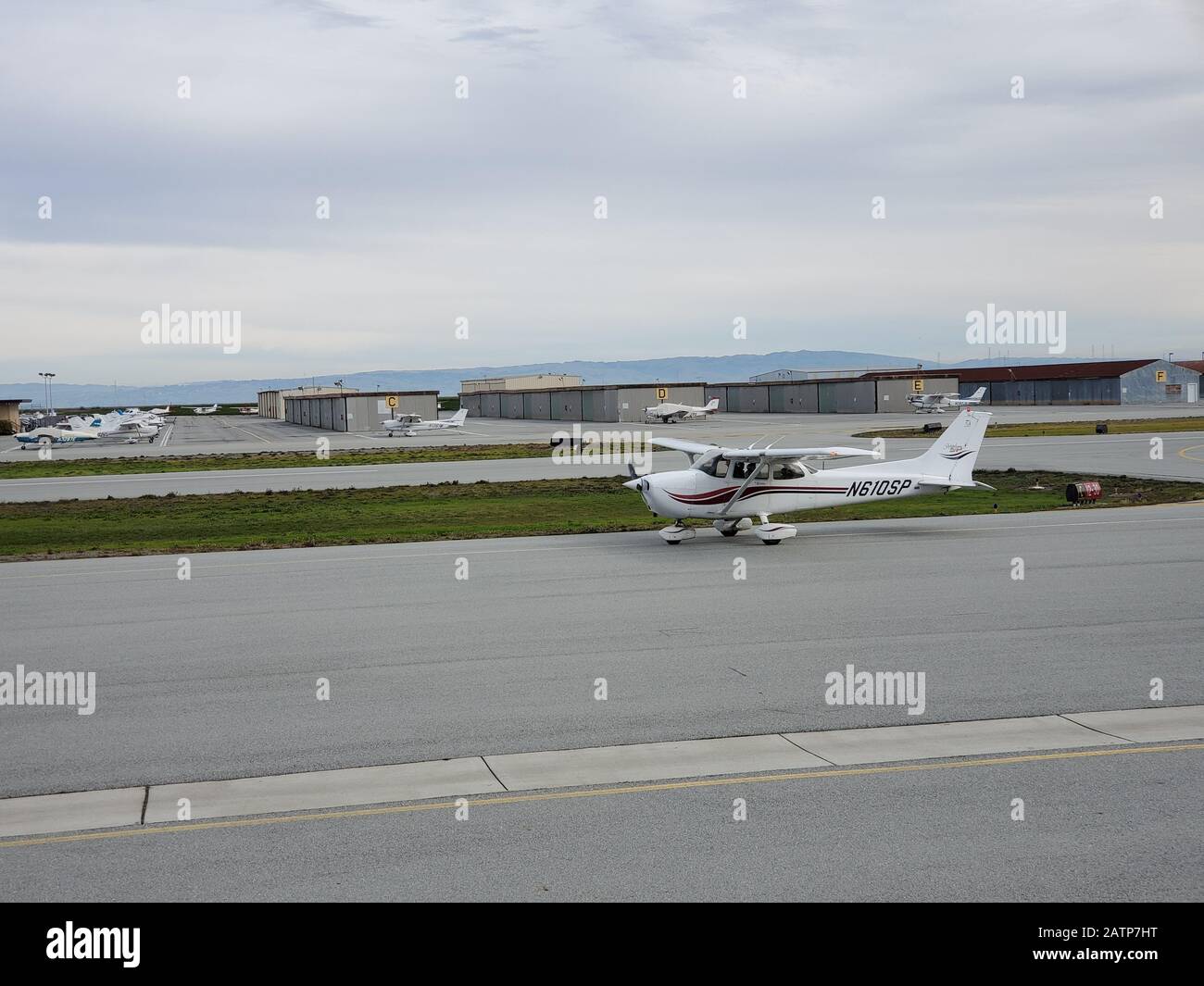 Un petit avion taxi vers la piste de l'aéroport de San Carlos (SQL), un aéroport municipal dans la Silicon Valley, San Carlos, Californie, le 19 janvier 2020. () Banque D'Images