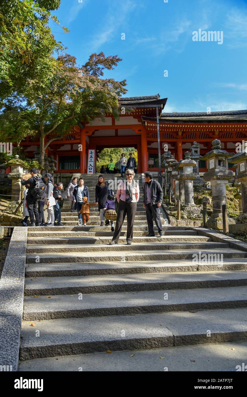 Une femme japonaise visite le grand sanctuaire de kasuga Banque D'Images