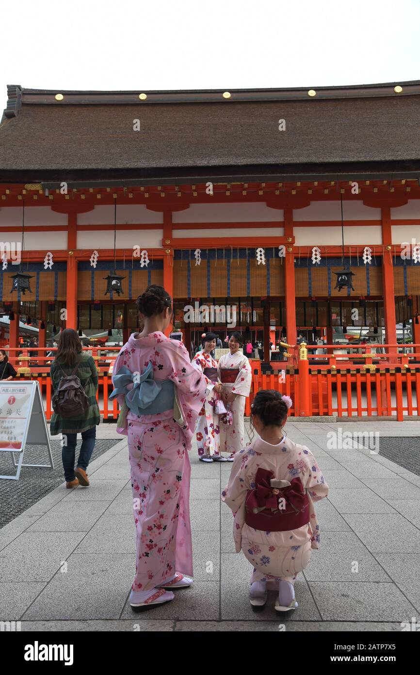 Une femme japonaise en vêtements typiques visite le temple Kofukuji Banque D'Images