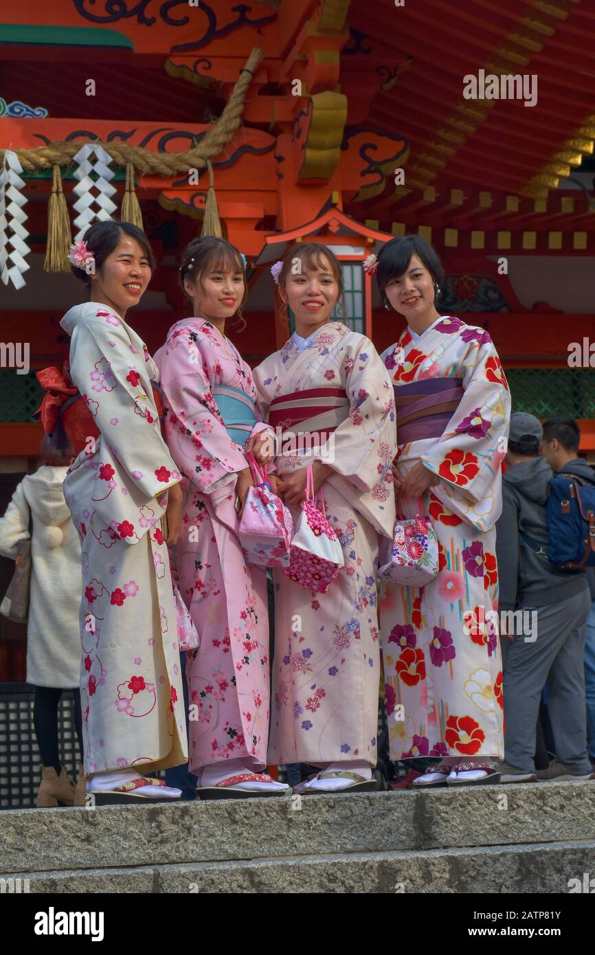 Une femme japonaise en vêtements typiques visite le temple Kofukuji Banque D'Images
