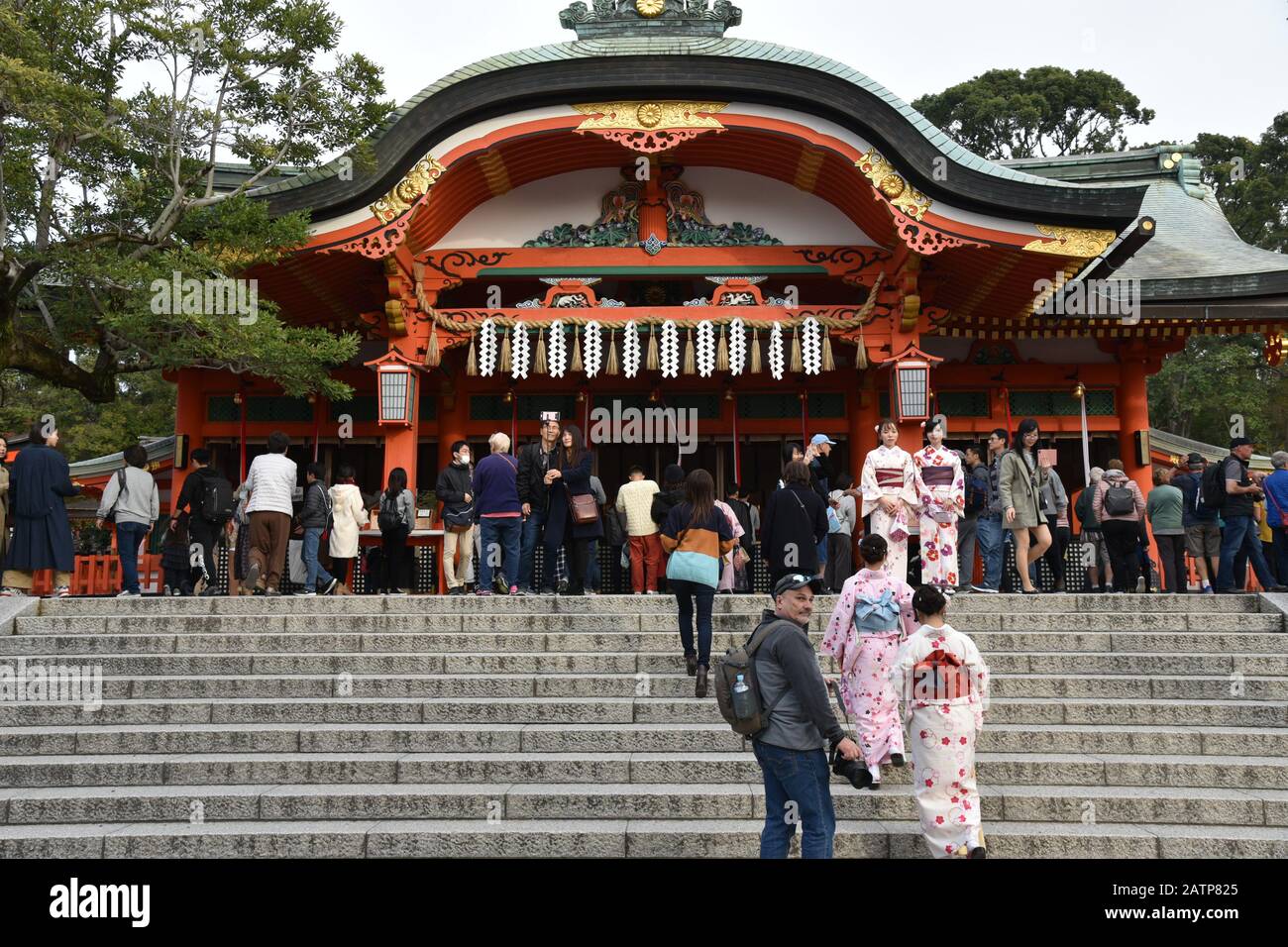 Une femme japonaise en vêtements typiques visite le temple Kofukuji Banque D'Images