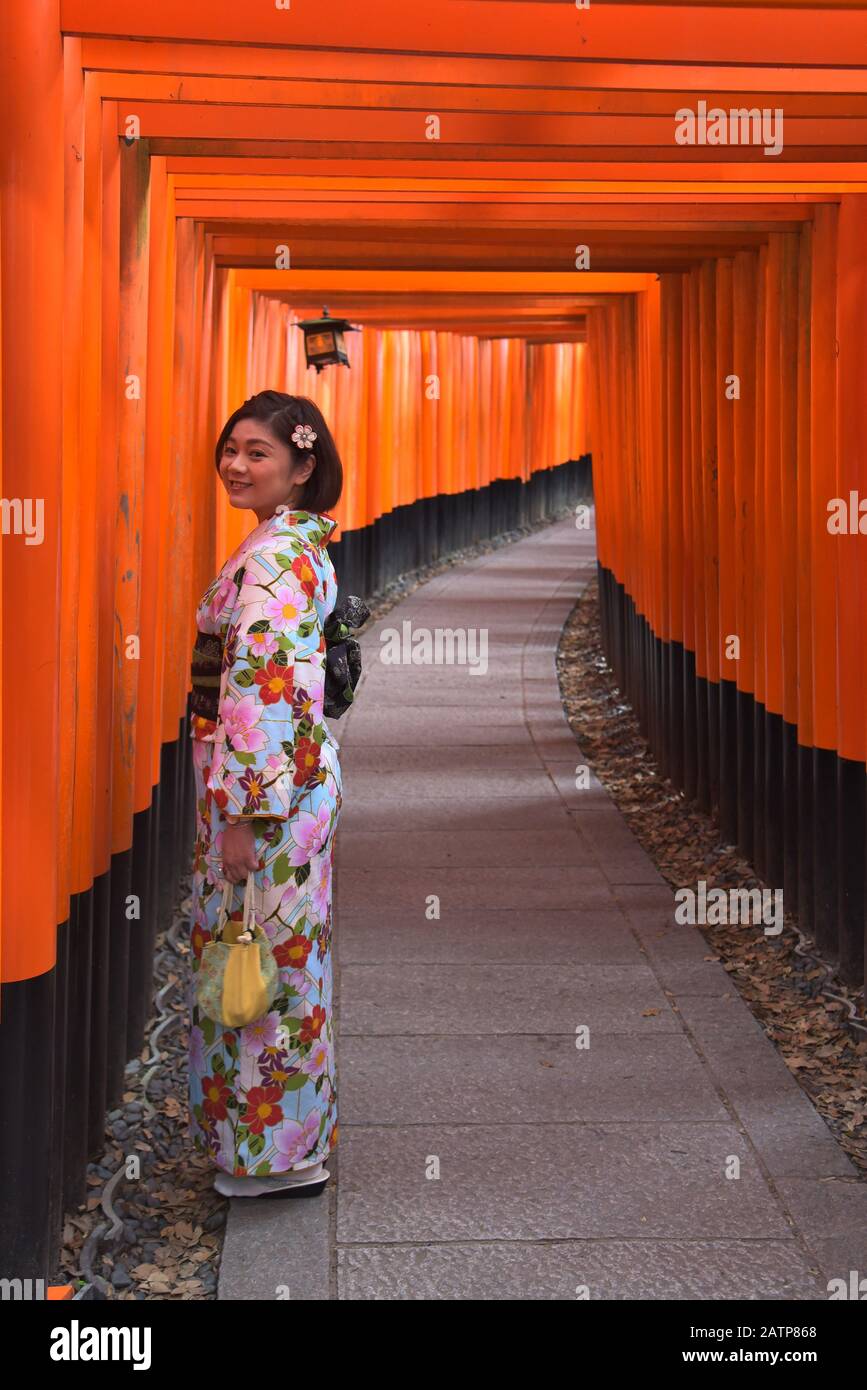 Une femme japonaise en vêtements typiques visite le temple Kofukuji Banque D'Images