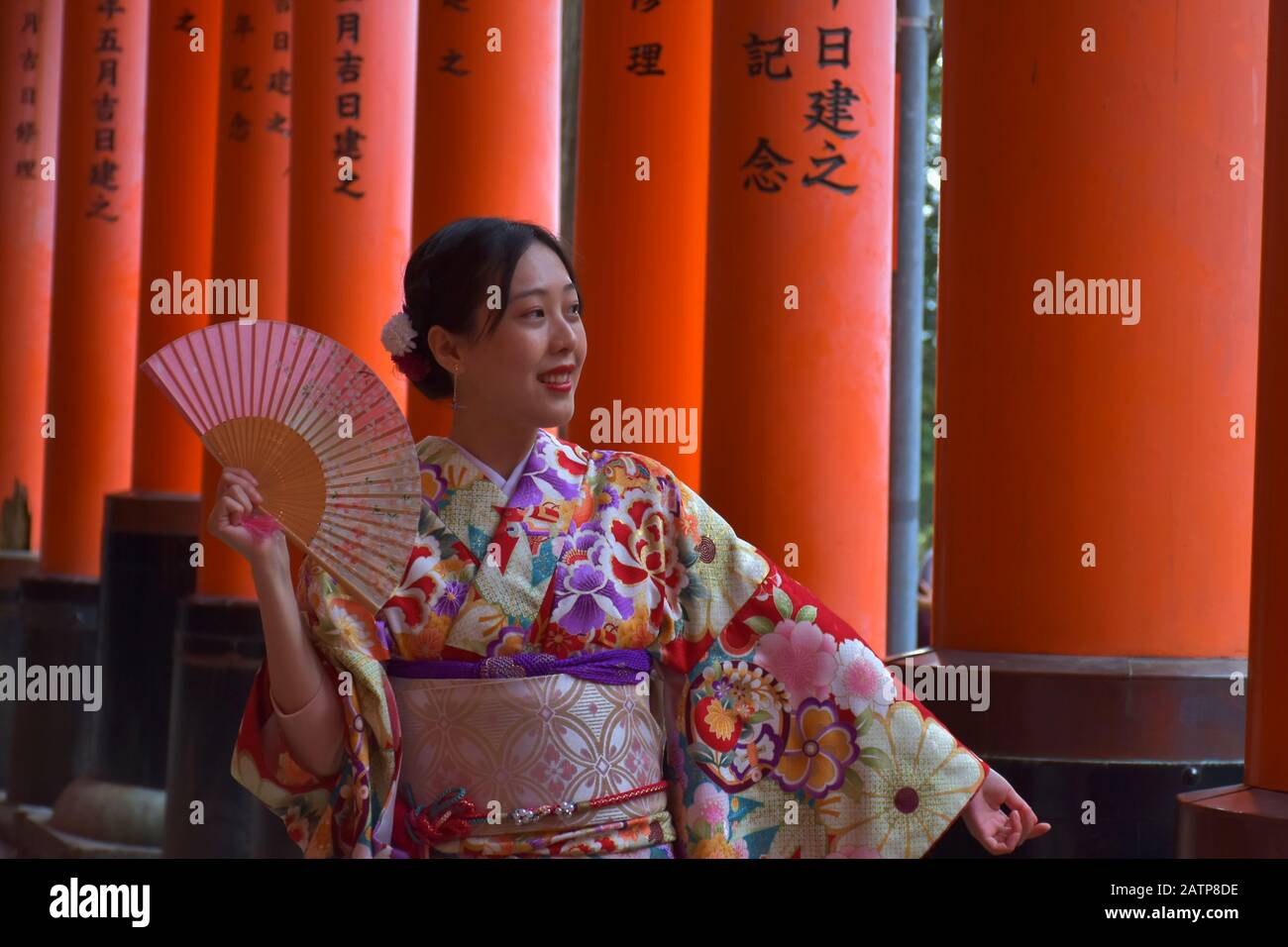 Une femme japonaise en vêtements typiques visite le temple Kofukuji Banque D'Images