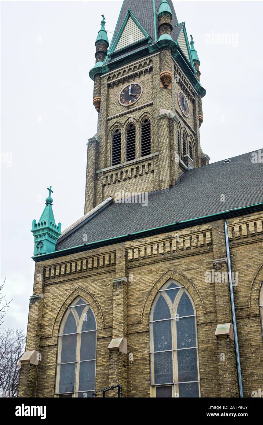 angle de l'église et clocher dans le quartier du village de lincoln à milwaukee, wisconsin Banque D'Images