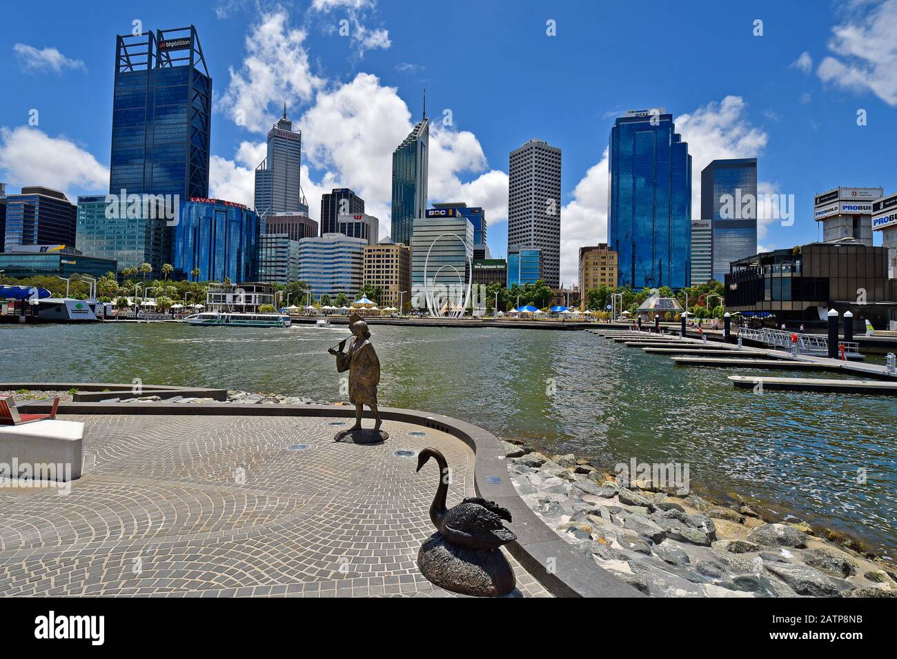 Perth, WA, Australie - Novembre 27, 2017 : Skyline de Perth avec différents bâtiments et sculptures de Bessie Mabel Rischbieth, ancien et féministe Banque D'Images