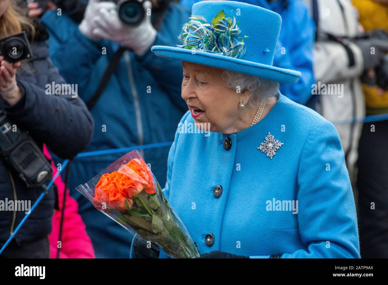 La photo montre La Reine quittant l'église paroissiale St Pierre et St Paul, West Newton près de Sandringham, Norfolk, le dimanche 2 février après le service du matin où elle a reçu des fleurs par des membres du public. Banque D'Images