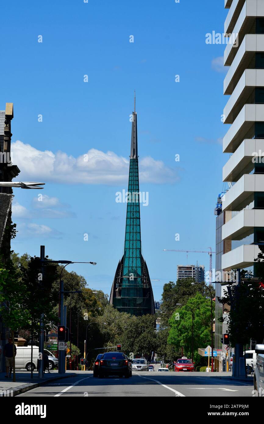 Perth, WA, Australie - 30 novembre 2017 : rue Barrack avec vue sur la Tour Bell, alias Swan Bells, le monument de la capitale de l'Australie occidentale Banque D'Images
