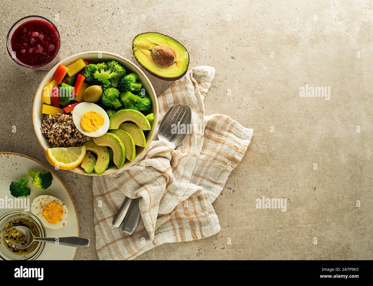 Repas de salade sain avec quinoa, oeuf, avocat et légumes frais mélangés sur fond gris vue de dessus. Alimentation et santé. Concept de repas sain Banque D'Images