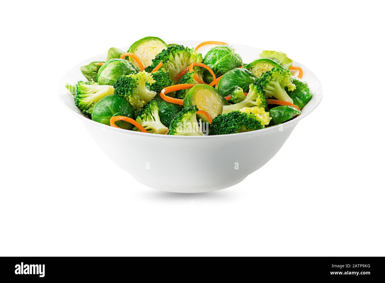 Salade verte saine avec légumes cuits frais isolés sur fond blanc Banque D'Images
