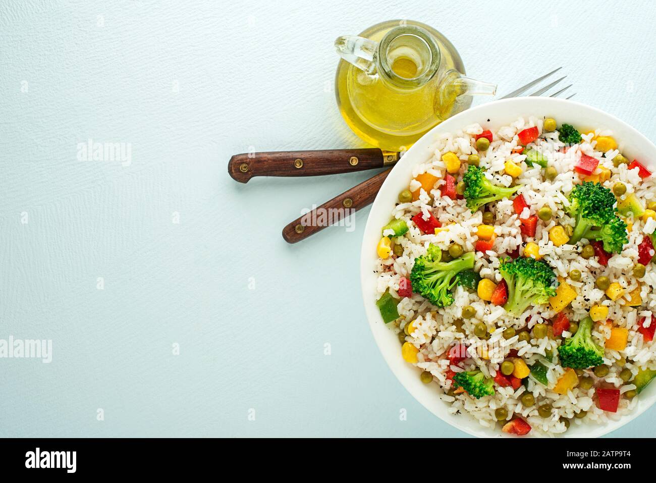 Salade de riz frais avec légumes mélangés dans un bol gros plan pousse Banque D'Images